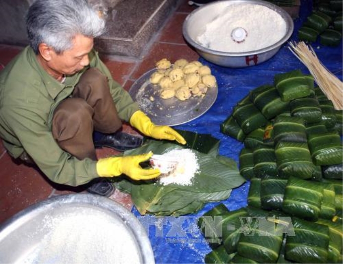 Bánh chưng của làng Tranh Khúc, xã Duyên Hà, huyện Thanh Trì (Hà Nội) được gói bằng tay nhưng rất vuông vắn và đẹp mắt. (Ảnh: TTXVN)